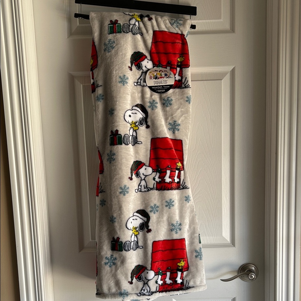 Berkshire Festive Snoopy Christmas Throw